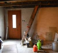 CHalúpka, na rekonštrukciu za cenu pozemku, dom Abrahám! - Interiér rodinného domu s improvizovanými prvkami a záhradnými postrekovačmi.