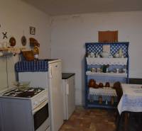 CHalúpka, na rekonštrukciu za cenu pozemku, dom Abrahám! - Kuchyňa v rodinnom dome s tradičným nábytkom a dekoráciami, podlaha s dreveným dekorom.