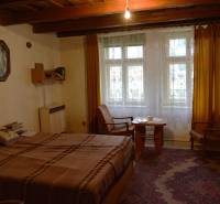 CHalúpka, na rekonštrukciu za cenu pozemku, dom Abrahám! - Izba v rodinnom dome s posteľou, kreslami, žltými závesmi a kobercom.