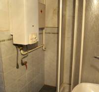 CHalúpka, na rekonštrukciu za cenu pozemku, dom Abrahám! - Sprchový kút s plynovým kotlom v kúpeľni rodinného domu.