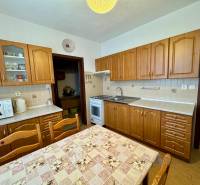 Na prenájom 3,5-izbový byt – Topoľčany, Sídlisko Východ - Kuchyňa s drevenými skrinkami a jedálenským stolom, vhodná pre 3-izbový byt.