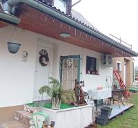 Útulný domček s dušou a moderným komfortom – Divín - Rodinný dom na Cintorínskej ulici v Divíne s vonkajším posedením a dekoráciami.