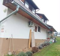 Útulný domček s dušou a moderným komfortom – Divín - Rodinný dom na Cintorínskej ulici v Divíne s upravenou záhradou a podkrovím.