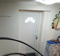 Útulný domček s dušou a moderným komfortom – Divín - Vstup do rodinného domu s bielymi dverami, zrkadlom a dekoratívnymi prvkami.