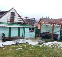 Útulný domček s dušou a moderným komfortom – Divín - Rodinný dom na Cintorínskej v Divíne s prístreškom na dvore a zasneženým trávnikom.