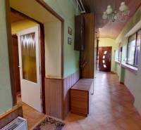 Útulný rodinný dom v Hronskom Beňadiku s veľkým pozemkom - Chodba s dlažbou, dekoráciami a závesným svietidlom v rodinnom dome.