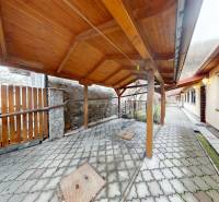 Útulný rodinný dom v Hronskom Beňadiku s veľkým pozemkom - Dvojstranná terasa rodinného domu na Hlavnej ulici v Hronskom Beňadiku s dreveným prístreškom.