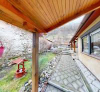 Útulný rodinný dom v Hronskom Beňadiku s veľkým pozemkom - Rodinný dom na Hlavnej v Hronskom Beňadiku s terasou, chodníkom a záhradou.