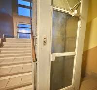 Predaj pôvodného 3+1 bytu v žiadanej lokalite v Čadci (MO) - Schodisko a výťah v bytovom dome na Školskej ulici v Čadci.