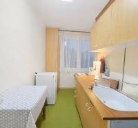 Predaj pôvodného 3+1 bytu v žiadanej lokalite v Čadci (MO) - Kuchyňa v 3-izbovom byte s jednoduchým zariadením, podlaha s dreveným dekorom.