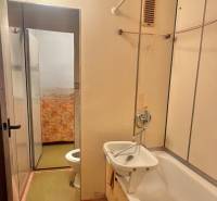 Predaj pôvodného 3+1 bytu v žiadanej lokalite v Čadci (MO) - Kúpeľňa v 3-izbovom byte s vaňou a umývadlom.