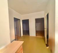 Predaj pôvodného 3+1 bytu v žiadanej lokalite v Čadci (MO) - Chodba v 3-izbovom byte so svetlými stenami a tromi dverami, podlaha s dreveným dekorom.