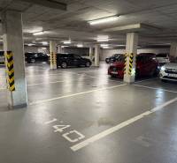 2-izbový byt novostavba s podzemným parkovaním- bez rezervačnej zálohy - Parkovisko v podzemnej garáži s viacerými autami a betónovými stĺpmi.