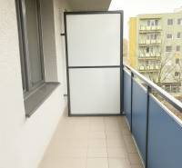 2-izbový byt novostavba s podzemným parkovaním- bez rezervačnej zálohy - Balkón v 2-izbovom byte s dlažbou, výhľad na paneláky v Podunajských Biskupiciach na Kazanskej.