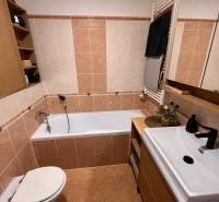 2-izbový byt v Pezinku s vlastným parkovaním - REZERVOVANÉ - Kúpeľňa v 2-izbovom byte obsahuje vaňu, WC, umývadlo a úložné priestory.