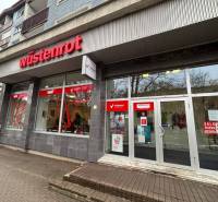 Exkluzívne - Obchodný priestor na prenájom v centre mesta Poprad - Obchodné priestory v Poprade s nápisom 