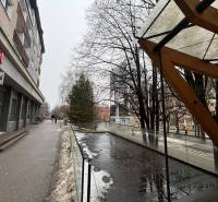 Exkluzívne - Obchodný priestor na prenájom v centre mesta Poprad - Obchodné priestory v Poprade vedľa preskleného zábradlia a mokrej dlažby, zasnežený chodník.