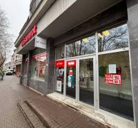Exkluzívne - Obchodný priestor na prenájom v centre mesta Poprad - Obchodné priestory v Poprade s veľkými sklenenými výkladmi, obsahujú reklamu na zľavy.