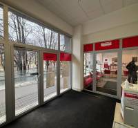 Exkluzívne - Obchodný priestor na prenájom v centre mesta Poprad - Interiér obchodných priestorov s pohľadom na ulicu, cez presklené dvere.