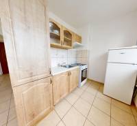 Na prenájom 2 izbový byt, Dežerice - Kuchyňa v 2-izbovom byte s dlažbou, skrinkami a bielymi spotrebičmi.