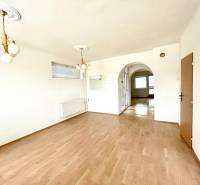 Záhorská Bystrica: Predaj domu kombinácia bývanie/podnikanie - Interiér rodinného domu s podlahou s dreveným dekorom a zdobeným osvetlením.