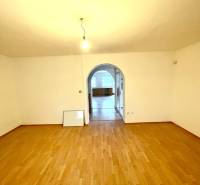 Záhorská Bystrica: Predaj domu kombinácia bývanie/podnikanie - Izba s oblúkovým prechodom a podlahou s dreveným dekorom v rodinnom dome.