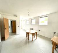 Záhorská Bystrica: Predaj domu kombinácia bývanie/podnikanie - Interiér rodinného domu s prázdnou miestnosťou, stolmi a bielymi stenami.