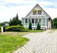 Záhorská Bystrica: Predaj domu kombinácia bývanie/podnikanie - Rodinný dom na Pútnickej ulici v Bratislava - Záhorská Bystrica s presklenou verandou.