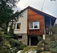 Predaj rekreačná chata s pozemkom, garážou a saunou Modra, Harmónia - Chata v Modre s dreveným obkladom a garážou, obklopená zeleňou.