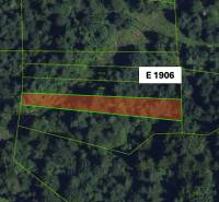 Malachov – 1.140 m2 POZEMKY v pozemkových úpravách - Letecký pohľad na poľnohospodárske a lesné pozemky v oblasti Malachova, zobrazuje parcely.