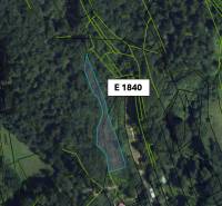 Malachov – 1.140 m2 POZEMKY v pozemkových úpravách - Letecký pohľad na Poľnohospodárske a lesné pozemky v Malachove so zobrazenými parcelami.