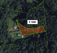 Malachov – 1.140 m2 POZEMKY v pozemkových úpravách - Letecký pohľad na poľnohospodárske a lesné pozemky v Malachove, s vyznačeným pozemkom E 1888.