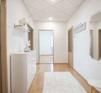 Na prenájom veľký 4-izbový byt s balkónom, garážou a záhradou, Kolta – - Chodba v 4-izbovom byte s podlahou s dreveným dekorom, jednoducho zariadená.