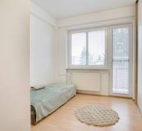 Na prenájom veľký 4-izbový byt s balkónom, garážou a záhradou, Kolta – - Jednoduchá izba s podlahou s dreveným dekorom a rozkladacou posteľou v 4-izbovom byte.