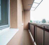 Na prenájom veľký 4-izbový byt s balkónom, garážou a záhradou, Kolta – - Balkón 4-izbového bytu v Kolte s výhľadom na zeleň a miestnu scenériu.