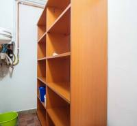 Na prenájom veľký 4-izbový byt s balkónom, garážou a záhradou, Kolta – - Úložný priestor s policami a umývadlom v 4-izbovom byte.