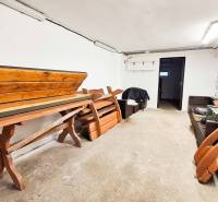 Na prenájom veľký 4-izbový byt s balkónom, garážou a záhradou, Kolta – - V 4-izbovom byte sa nachádza miestnosť s dreveným nábytkom a bielymi stenami.