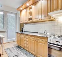 Na prenájom veľký 4-izbový byt s balkónom, garážou a záhradou, Kolta – - Kuchyňa v 4-izbovom byte s podlahou s dreveným dekorom a jedálenským kútom.