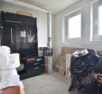 ŠTÚROVA, 3-i byt, 75 m2 – komplet rekonštrukcia, vlastné parkovanie - Úložný priestor v 3-izbovom byte s veľkou čiernou skriňou a kartónmi.