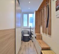 ŠTÚROVA, 3-i byt, 75 m2 – komplet rekonštrukcia, vlastné parkovanie - Úzka predsieň v 3-izbovom byte s vešiakovou stenou a podlahou s dreveným dekorom.