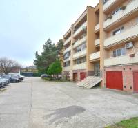 ŠTÚROVA, 3-i byt, 75 m2 – komplet rekonštrukcia, vlastné parkovanie - Bytový dom s parkoviskom na Štúrovej ulici v Stupave, vhodný pre 3-izbový byt.