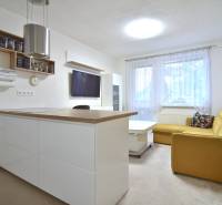 ŠTÚROVA, 3-i byt, 75 m2 – komplet rekonštrukcia, vlastné parkovanie - Obývacia časť 3-izbového bytu s kuchynským ostrovčekom a žltou sedačkou.