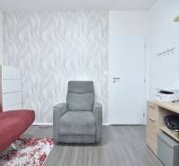 ŠTÚROVA, 3-i byt, 75 m2 – komplet rekonštrukcia, vlastné parkovanie - 3-izbový byt so sivým kreslom, červenou pohovkou a stolom s tlačiarňou.