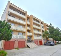 ŠTÚROVA, 3-i byt, 75 m2 – komplet rekonštrukcia, vlastné parkovanie - Bytový dom na Štúrovej ulici v Stupave s 3-izbovým bytom, parkoviskom a stromami.