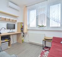 ŠTÚROVA, 3-i byt, 75 m2 – komplet rekonštrukcia, vlastné parkovanie - Izba v 3-izbovom byte s pracovným stolom, gaučom a podlahou s dreveným dekorom.