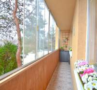 ŠTÚROVA, 3-i byt, 75 m2 – komplet rekonštrukcia, vlastné parkovanie - Balkón s kvetmi v 3-izbovom byte na Štúrovej ulici v Stupave.