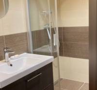 Prenájom 3 izbový byt, ulica Jána Poničana, BA IV. Devínska Nová Ves - Kúpeľňa s umývadlom, sprchovým kútom a hnedými stenovými obkladmi v 3-izbovom byte.