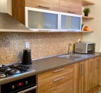 Prenájom 3 izbový byt, ulica Jána Poničana, BA IV. Devínska Nová Ves - Kuchyňa s dreveným dekorom a vstavanými spotrebičmi v 3-izbovom byte.