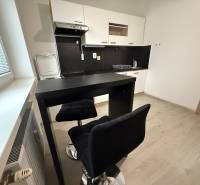 Ponúkame Vám do prenájmu 1 – izbový byt s balkónom v centre Martina - Kuchyňa so sedením a podlahou s dreveným dekorom v 1-izbovom byte.