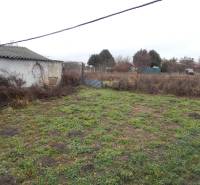  Na predaj 3 izbový dom v Kravanoch nad Dunajom s garážou . - Záhrada pri rodinnom dome v Kravanoch nad Dunajom s trávnatou a hlinenou plochou.